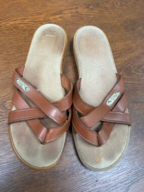 Women's Brown Leather Crossover Slide Thong Sandals, Sz 8. Metal brand on strap.
